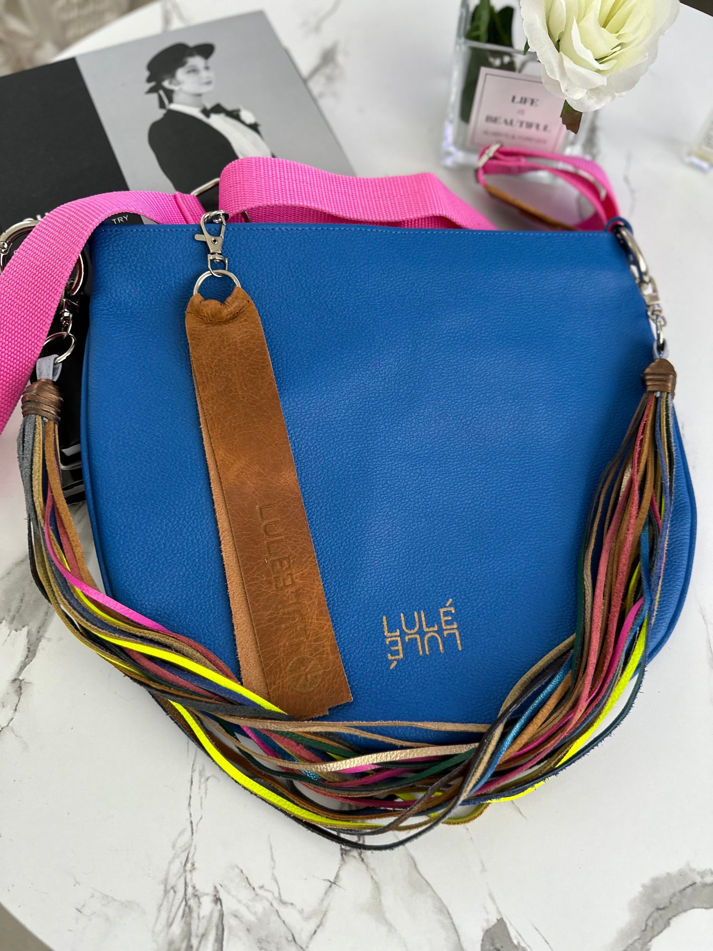 Bag Bag Azul Royal + Accesorio Flecos + Strap Rosado